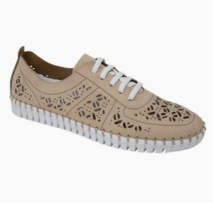 Eric Michael Beige Stacie Leather Lace-Up Sneaker